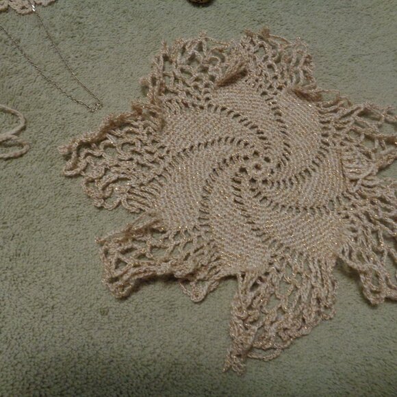 VINTAGE DOILYS RIBBON & JEWELRY PARTS AND BEADS ETC. LOT - Picture 5 of 13